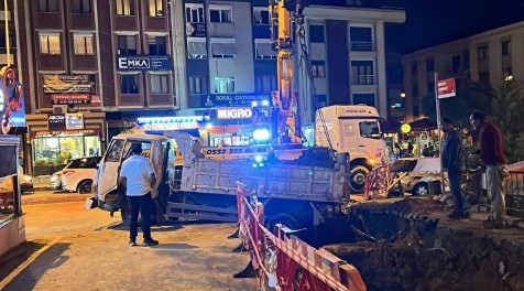 İSKİ çalışmasında yol çöktü, hafriyat kamyonu çukura düştü